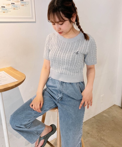 AS KNOW AS plus(アズノゥアズプラス)の「◎ロゴ刺繍 ケーブルニット半袖プルオーバー(ニット/セーター・レディース・ブルー/ネイビー/グレー/オフホワイト/レッド/ホワイト×ブラック/シルバー・FREE)」の4枚目の写真