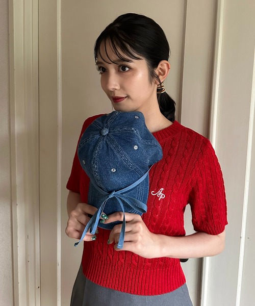 AS KNOW AS plus(アズノゥアズプラス)の「◎ロゴ刺繍 ケーブルニット半袖プルオーバー(ニット/セーター・レディース・ブルー/ネイビー/グレー/オフホワイト/レッド/ホワイト×ブラック/シルバー・FREE)」の6枚目の写真