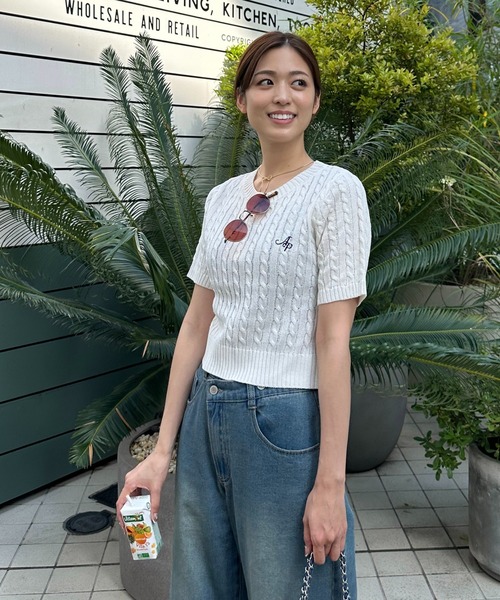 AS KNOW AS plus(アズノゥアズプラス)の「◎ロゴ刺繍 ケーブルニット半袖プルオーバー(ニット/セーター・レディース・ブルー/ネイビー/グレー/オフホワイト/レッド/ホワイト×ブラック/シルバー・FREE)」の2枚目の写真
