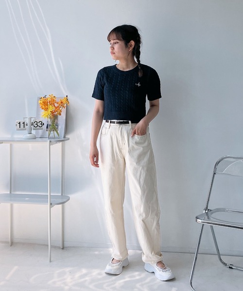 AS KNOW AS plus(アズノゥアズプラス)の「◎ロゴ刺繍 ケーブルニット半袖プルオーバー(ニット/セーター・レディース・ブルー/ネイビー/グレー/オフホワイト/レッド/ホワイト×ブラック/シルバー・FREE)」の8枚目の写真