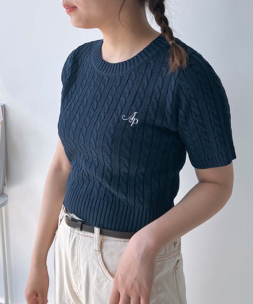 AS KNOW AS plus(アズノゥアズプラス)の「◎ロゴ刺繍 ケーブルニット半袖プルオーバー(ニット/セーター・レディース・ブルー/ネイビー/グレー/オフホワイト/レッド/ホワイト×ブラック/シルバー・FREE)」の11枚目の写真