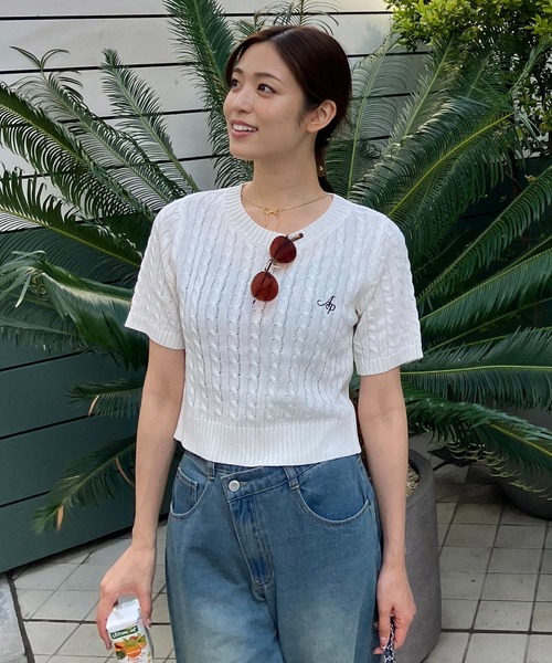 AS KNOW AS plus(アズノゥアズプラス)の「◎ロゴ刺繍 ケーブルニット半袖プルオーバー(ニット/セーター・レディース・ブルー/ネイビー/グレー/オフホワイト/レッド/ホワイト×ブラック/シルバー・FREE)」の17枚目の写真