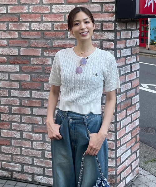 AS KNOW AS plus(アズノゥアズプラス)の「◎ロゴ刺繍 ケーブルニット半袖プルオーバー(ニット/セーター・レディース・ブルー/ネイビー/グレー/オフホワイト/レッド/ホワイト×ブラック/シルバー・FREE)」の21枚目の写真