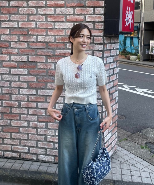 AS KNOW AS plus(アズノゥアズプラス)の「◎ロゴ刺繍 ケーブルニット半袖プルオーバー(ニット/セーター・レディース・ブルー/ネイビー/グレー/オフホワイト/レッド/ホワイト×ブラック/シルバー・FREE)」の22枚目の写真