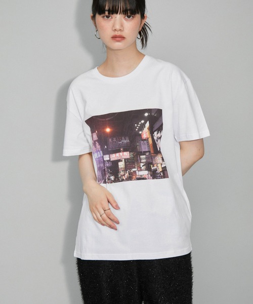 ADAM ET ROPE'（アダムエロペ）の「【ZOZO限定・多サイズ】旅するフォトT(WHITE)≪Made by ZOZO≫（Tシャツ/カットソー・レディース・ホワイト×ゴールド/ホワイト×ピンク/ホワイト×グリーン/ホワイト×パープル/ホワイト×グレー・S/XL/L/M）」の3枚目の写真