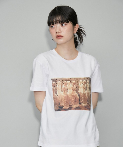 ADAM ET ROPE'（アダムエロペ）の「【ZOZO限定・多サイズ】旅するフォトT(WHITE)≪Made by ZOZO≫（Tシャツ/カットソー・レディース・ホワイト×ゴールド/ホワイト×ピンク/ホワイト×グリーン/ホワイト×パープル/ホワイト×グレー・S/XL/L/M）」の5枚目の写真