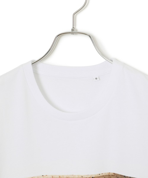 ADAM ET ROPE'（アダムエロペ）の「【ZOZO限定・多サイズ】旅するフォトT(WHITE)≪Made by ZOZO≫（Tシャツ/カットソー・レディース・ホワイト×ゴールド/ホワイト×ピンク/ホワイト×グリーン/ホワイト×パープル/ホワイト×グレー・S/XL/L/M）」の6枚目の写真