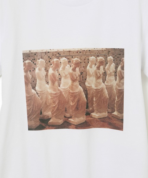 ADAM ET ROPE'（アダムエロペ）の「【ZOZO限定・多サイズ】旅するフォトT(WHITE)≪Made by ZOZO≫（Tシャツ/カットソー・レディース・ホワイト×ゴールド/ホワイト×ピンク/ホワイト×グリーン/ホワイト×パープル/ホワイト×グレー・S/XL/L/M）」の9枚目の写真