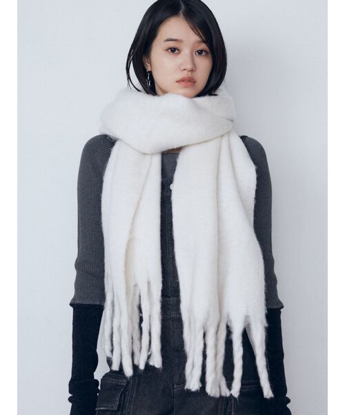 EMODA（エモダ）の「ボリュームフリンジマフラー（マフラー・レディース・グリーン/グレー/アイボリー・FREE）」の7枚目の写真
