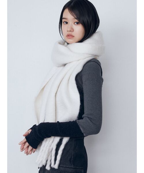 EMODA（エモダ）の「ボリュームフリンジマフラー（マフラー・レディース・グリーン/グレー/アイボリー・FREE）」の8枚目の写真