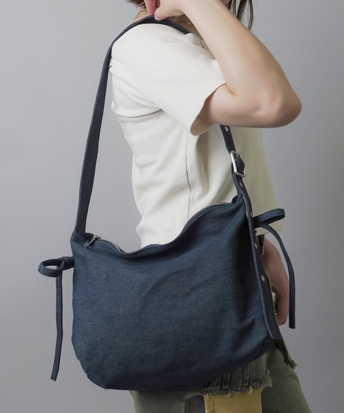 SPINNS（スピンズ）の「ハトメデザイン リボンショルダーバッグ（ショルダーバッグ・レディース・ブラック/ブルー系その他・ONESIZE）」の2枚目の写真