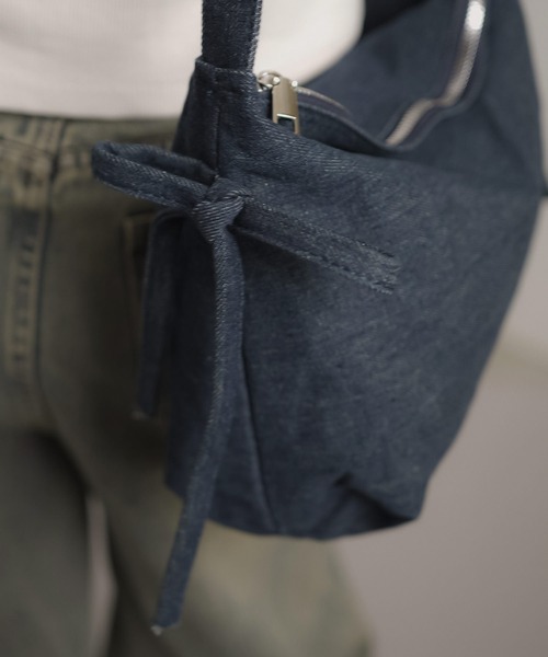 SPINNS（スピンズ）の「ハトメデザイン リボンショルダーバッグ（ショルダーバッグ・レディース・ブラック/ブルー系その他・ONESIZE）」の6枚目の写真