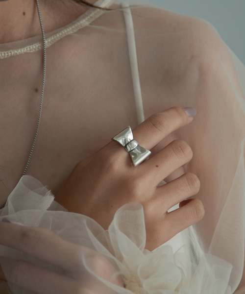 OtroAccesorio(オトロアクセソリオ)の「【OtroAccesorio】ribbon chain ring リボンチェーンリング(リング・レディース・シルバー・FREE)」の1枚目の写真