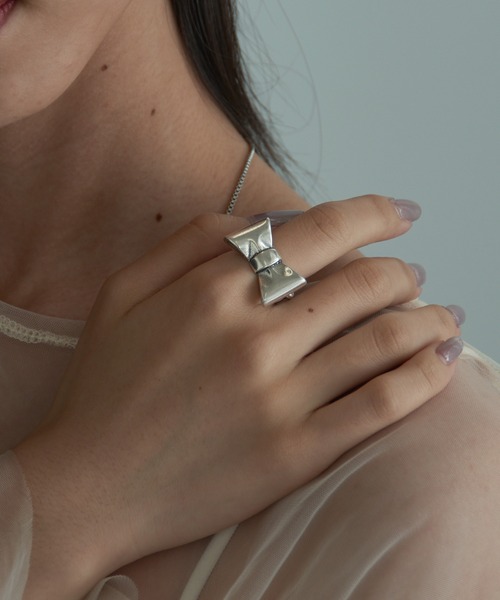 OtroAccesorio(オトロアクセソリオ)の「【OtroAccesorio】ribbon chain ring リボンチェーンリング(リング・レディース・シルバー・FREE)」の3枚目の写真