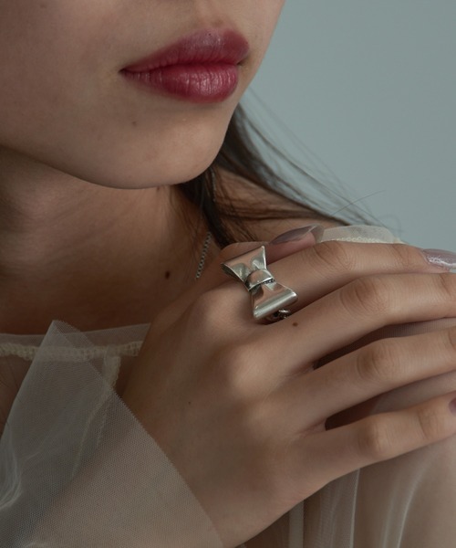 OtroAccesorio(オトロアクセソリオ)の「【OtroAccesorio】ribbon chain ring リボンチェーンリング(リング・レディース・シルバー・FREE)」の2枚目の写真
