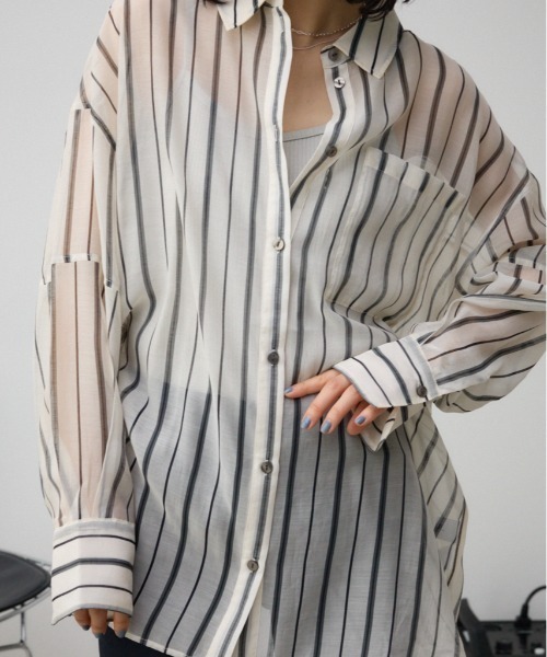 AZUL by moussy（アズールバイマウジー）の「バックスリットシアーオーバーシャツ（シャツ/ブラウス・レディース・オフホワイト/グレー/ホワイト系その他・FREE）」の2枚目の写真