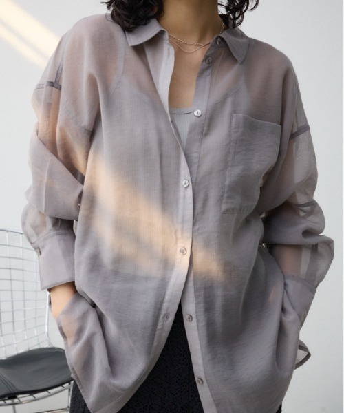 AZUL by moussy（アズールバイマウジー）の「バックスリットシアーオーバーシャツ（シャツ/ブラウス・レディース・オフホワイト/グレー/ホワイト系その他・FREE）」の3枚目の写真