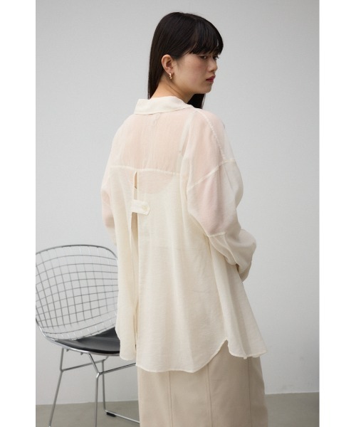 AZUL by moussy（アズールバイマウジー）の「バックスリットシアーオーバーシャツ（シャツ/ブラウス・レディース・オフホワイト/グレー/ホワイト系その他・FREE）」の4枚目の写真