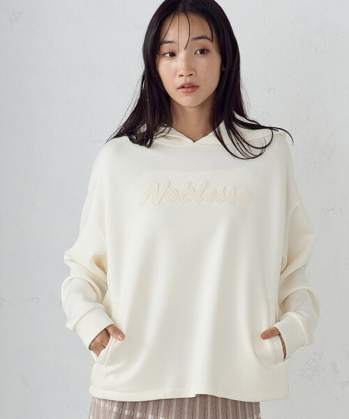 COMME CA ISM（コムサイズム）の「ロゴ刺繍 オーバーサイズ ダンボールニット　パーカー（パーカー・レディース・モカ/アイボリー/ブラック・MEDIUM/LARGE）」の2枚目の写真