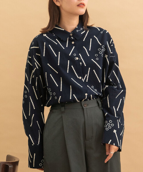 POU DOU DOU（プードゥドゥ）の「konpeitoプリントワイドスリーブシャツ（シャツ/ブラウス・レディース・ベージュ/ネイビー・M）」の2枚目の写真