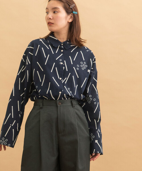 POU DOU DOU（プードゥドゥ）の「konpeitoプリントワイドスリーブシャツ（シャツ/ブラウス・レディース・ベージュ/ネイビー・M）」の4枚目の写真