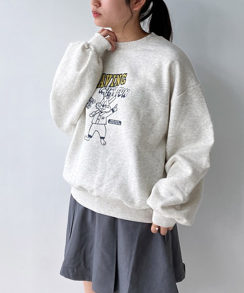 AS KNOW AS plus(アズノゥアズプラス)の「◇ウサギとロゴ刺繍 ビッグサイズスウェットプルオーバー(スウェット・レディース・レッド系/アイボリー系/ブラック系・FREE)」の4枚目の写真