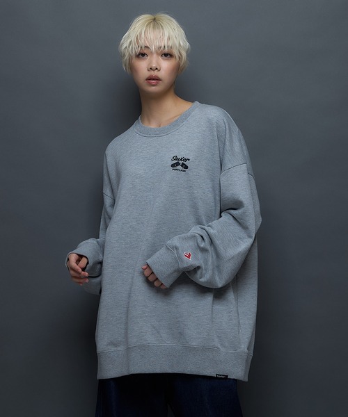 SAVIER(サビアー)の「【SAVIER/サビアー】WALKING DONUTSコラボ / バックプリント ビッグシルエット スウェットトレーナー ワンポイント刺繍 ブランドロゴ(スウェット・メンズ・杢グレー/ブラック・MEDIUM/LARGE)」の3枚目の写真