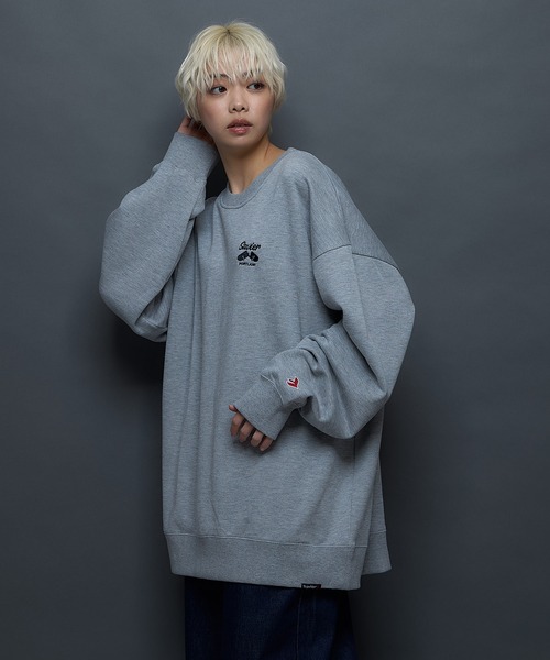 SAVIER(サビアー)の「【SAVIER/サビアー】WALKING DONUTSコラボ / バックプリント ビッグシルエット スウェットトレーナー ワンポイント刺繍 ブランドロゴ(スウェット・メンズ・杢グレー/ブラック・MEDIUM/LARGE)」の4枚目の写真