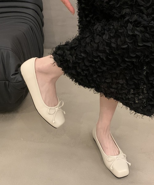 Lace Ladies(レースレディース)の「レザー調 スクエアトゥ リボン フラット パンプス(パンプス・レディース・ブラウン/ブラック/シルバー/アイボリー・25cm/23cm/23.5cm/24cm/24.5cm/22.5cm)」の2枚目の写真