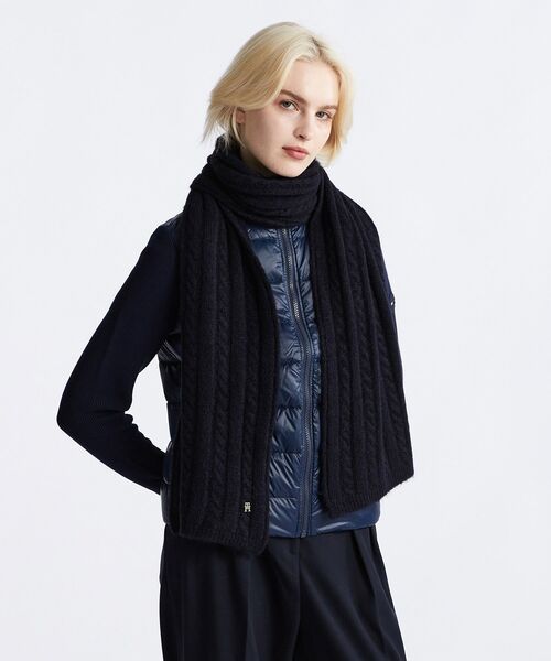 TOMMY HILFIGER（トミーヒルフィガー）の「タイムレスケーブルマフラー（マフラー・レディース・ネイビー・FREE）」の13枚目の写真