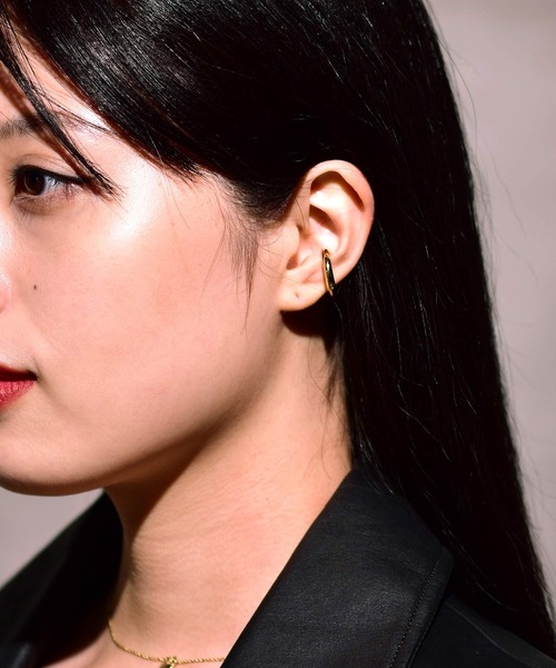 LHME（エルエイチエムイー）の「チャンキーイヤーカフ/サージカルステンレス316L（金属アレルギー対応）【LHME / エルエイチエムイー】（イヤーカフ・レディース・ゴールド・ONE SIZE）」の6枚目の写真