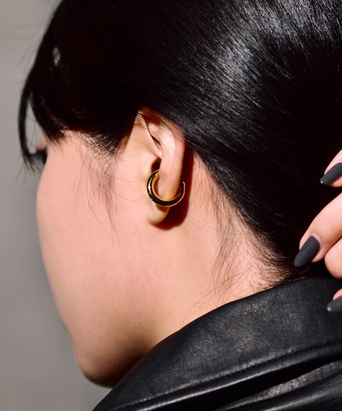 LHME（エルエイチエムイー）の「チャンキーイヤーカフ/サージカルステンレス316L（金属アレルギー対応）【LHME / エルエイチエムイー】（イヤーカフ・レディース・ゴールド・ONE SIZE）」の7枚目の写真