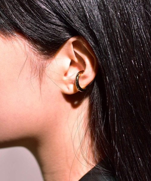 LHME（エルエイチエムイー）の「チャンキーイヤーカフ/サージカルステンレス316L（金属アレルギー対応）【LHME / エルエイチエムイー】（イヤーカフ・レディース・ゴールド・ONE SIZE）」の8枚目の写真