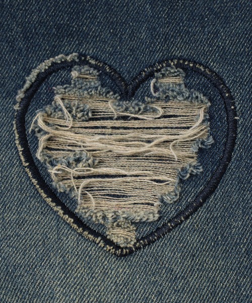 URBAN CHERRY（アーバンチェリー）の「ハートダメージデザインストレートデニムパンツ（デニムパンツ・キッズ・ブルー・130cm/140cm/150cm/120cm/110cm）」の7枚目の写真
