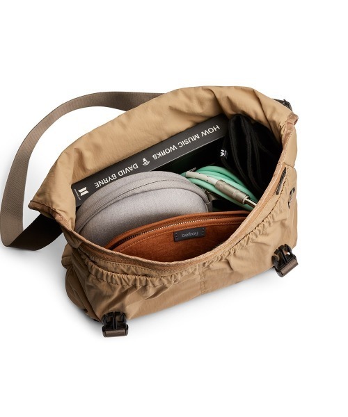 entre square(アントレスクエアー)の「Bellroy/ショルダーバッグ Cinch Messenger Bag サンド(廃盤カラー)(ショルダーバッグ・メンズ・サンドベージュ・ONE SIZE)」の3枚目の写真