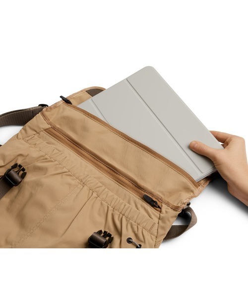 entre square(アントレスクエアー)の「Bellroy/ショルダーバッグ Cinch Messenger Bag サンド(廃盤カラー)(ショルダーバッグ・メンズ・サンドベージュ・ONE SIZE)」の6枚目の写真