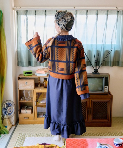 kutir(クティール)の「【クティールとレトロ】ベロアリボン付きチェックジャガードドロストニット(ニット/セーター・レディース・ブラック系/グリーン系/オレンジ系・FREE)」の10枚目の写真