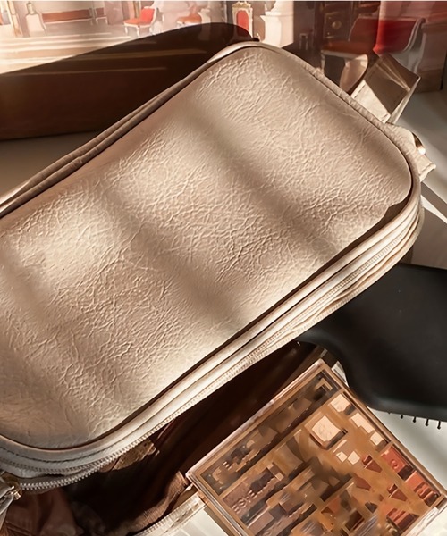 LA VORAGINE（ラ ヴォラジネ）の「仕切り大容量メイク収納ポーチ（ポーチ・レディース・ピンク/ホワイト/ベージュ/ブラック・FREE）」の9枚目の写真