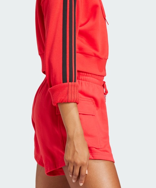 adidas(アディダス)の「エッセンシャルズ スリーストライプス フレンチテリー クロップパーカー / アディダス adidas(パーカー・レディース・レッド・MEDIUM/LARGE/SMALL/X-LARGE/XX-LARGE)」の4枚目の写真