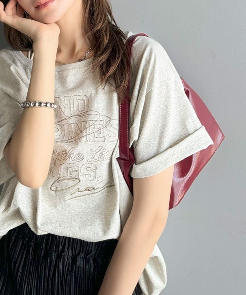 classicalelf(クラシカルエルフ)の「綿100%ヴィンテージウォッシュ☆前後2way刺繍オーバーサイズワイドネックTシャツ(Tシャツ/カットソー・レディース・ピンク/ライトグレー/ブラウン/ブルー/チャコール/オートミール/オフホワイト・MEDIUM/LARGE/X-LARGE/SMALL)」の5枚目の写真