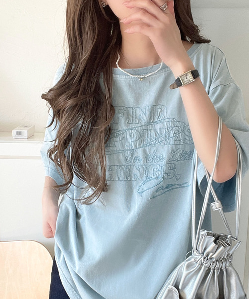 classicalelf(クラシカルエルフ)の「綿100%ヴィンテージウォッシュ☆前後2way刺繍オーバーサイズワイドネックTシャツ(Tシャツ/カットソー・レディース・ピンク/ライトグレー/ブラウン/ブルー/チャコール/オートミール/オフホワイト・MEDIUM/LARGE/X-LARGE/SMALL)」の6枚目の写真