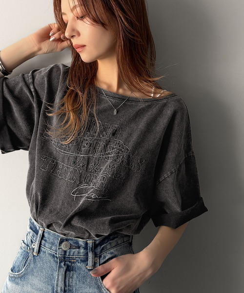 classicalelf(クラシカルエルフ)の「綿100%ヴィンテージウォッシュ☆前後2way刺繍オーバーサイズワイドネックTシャツ(Tシャツ/カットソー・レディース・ピンク/ライトグレー/ブラウン/ブルー/チャコール/オートミール/オフホワイト・MEDIUM/LARGE/X-LARGE/SMALL)」の3枚目の写真