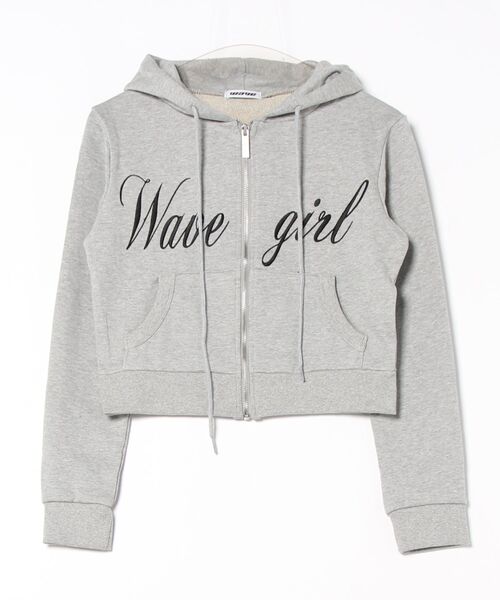 Never mind the XU / Chikashitsu+（ネバーマインド ザ エックスユー / チカシツプラス）の「【nmtc+】embroidery short zip up hoodie / 【エヌエムティーシープラス】レタリングロゴショートジップアップパーカー（パーカー・レディース・ブラック/アイボリー/グレー・ONE SIZE）」の4枚目の写真