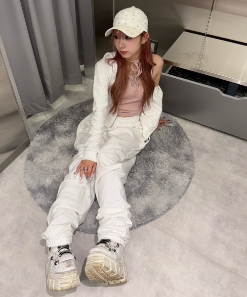 Never mind the XU / Chikashitsu+（ネバーマインド ザ エックスユー / チカシツプラス）の「【nmtc+】embroidery short zip up hoodie / 【エヌエムティーシープラス】レタリングロゴショートジップアップパーカー（パーカー・レディース・ブラック/アイボリー/グレー・ONE SIZE）」の5枚目の写真