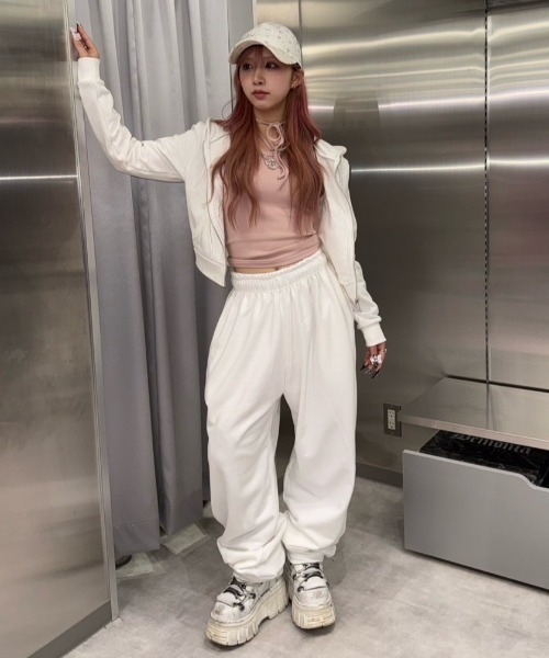 Never mind the XU / Chikashitsu+（ネバーマインド ザ エックスユー / チカシツプラス）の「【nmtc+】embroidery short zip up hoodie / 【エヌエムティーシープラス】レタリングロゴショートジップアップパーカー（パーカー・レディース・ブラック/アイボリー/グレー・ONE SIZE）」の8枚目の写真