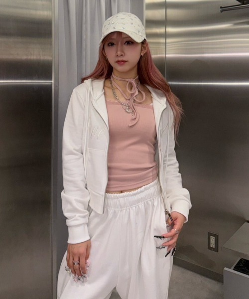Never mind the XU / Chikashitsu+（ネバーマインド ザ エックスユー / チカシツプラス）の「【nmtc+】embroidery short zip up hoodie / 【エヌエムティーシープラス】レタリングロゴショートジップアップパーカー（パーカー・レディース・ブラック/アイボリー/グレー・ONE SIZE）」の10枚目の写真