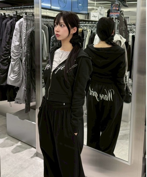 Never mind the XU / Chikashitsu+（ネバーマインド ザ エックスユー / チカシツプラス）の「【nmtc+】embroidery short zip up hoodie / 【エヌエムティーシープラス】レタリングロゴショートジップアップパーカー（パーカー・レディース・ブラック/アイボリー/グレー・ONE SIZE）」の18枚目の写真