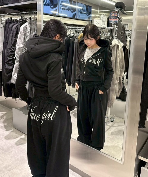 Never mind the XU / Chikashitsu+（ネバーマインド ザ エックスユー / チカシツプラス）の「【nmtc+】embroidery short zip up hoodie / 【エヌエムティーシープラス】レタリングロゴショートジップアップパーカー（パーカー・レディース・ブラック/アイボリー/グレー・ONE SIZE）」の20枚目の写真