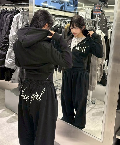 Never mind the XU / Chikashitsu+（ネバーマインド ザ エックスユー / チカシツプラス）の「【nmtc+】embroidery short zip up hoodie / 【エヌエムティーシープラス】レタリングロゴショートジップアップパーカー（パーカー・レディース・ブラック/アイボリー/グレー・ONE SIZE）」の19枚目の写真