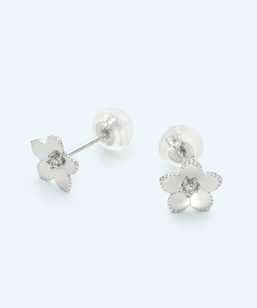 Jewel closet by L&Co.(ジュエルクローゼットバイエルアンドコー)の「K10 ホワイトゴールド フラワー モチーフ ピアス(ピアス(両耳用)・メンズ・ホワイト系その他2/ホワイト系その他3/ホワイト系その他・FREE)」の1枚目の写真